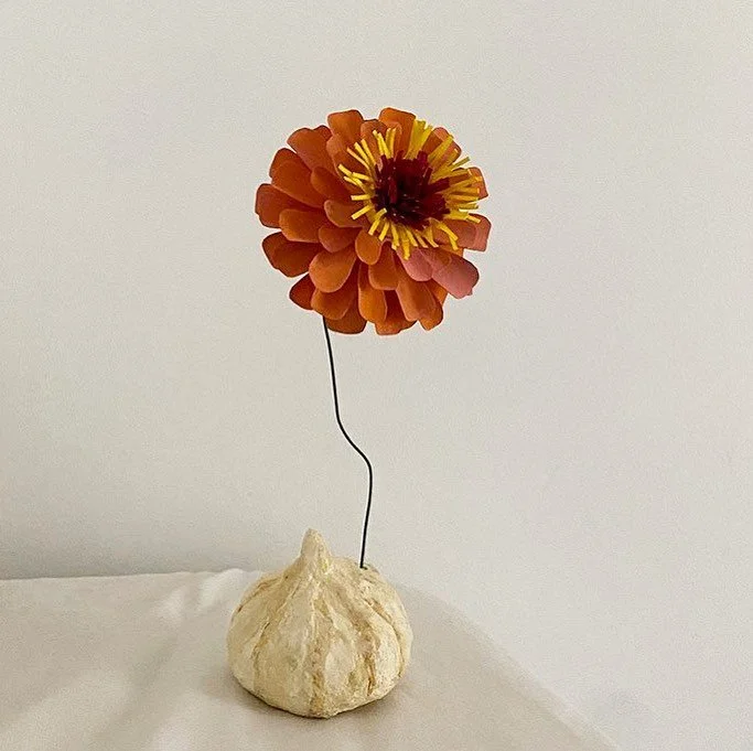 🧄 papier-m&acirc;ch&eacute; garlic sculpture with small hole for holding wire stem

🧄 paper zinnia with wire stem

🧄 2.75&rdquo; diameter flower head

🧄 watercolor on 60 lb paper

🧄 link in bio ✨
