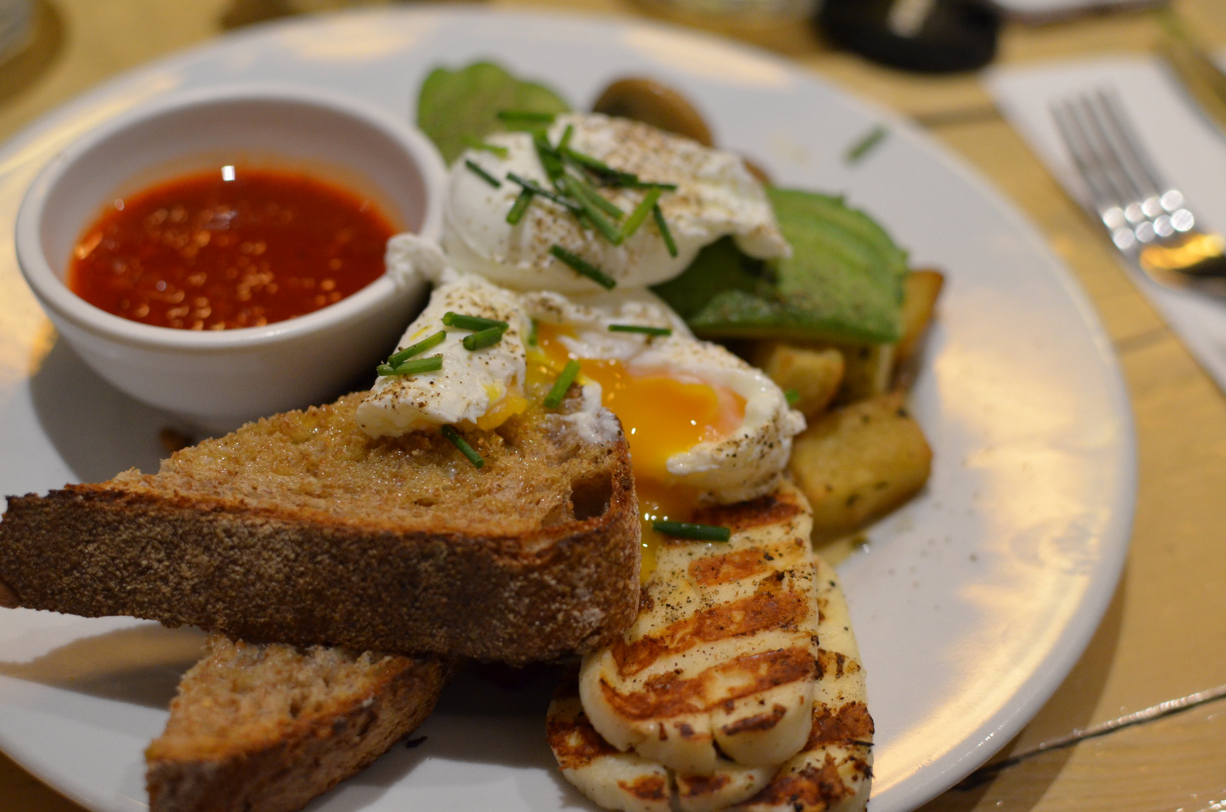 Egg plate with haloumi, avocado and creamy mushrooms