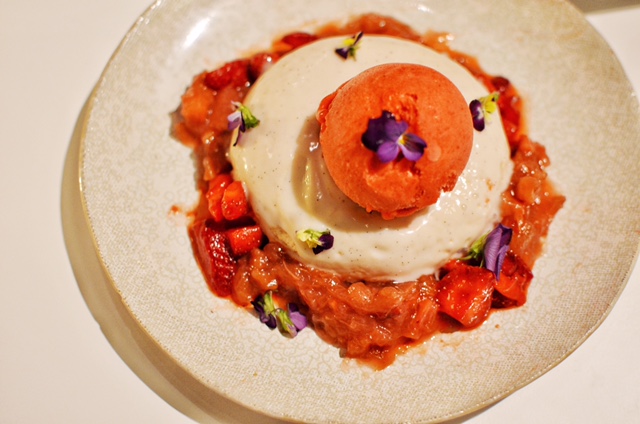 Strawberry rhubarb pavlova