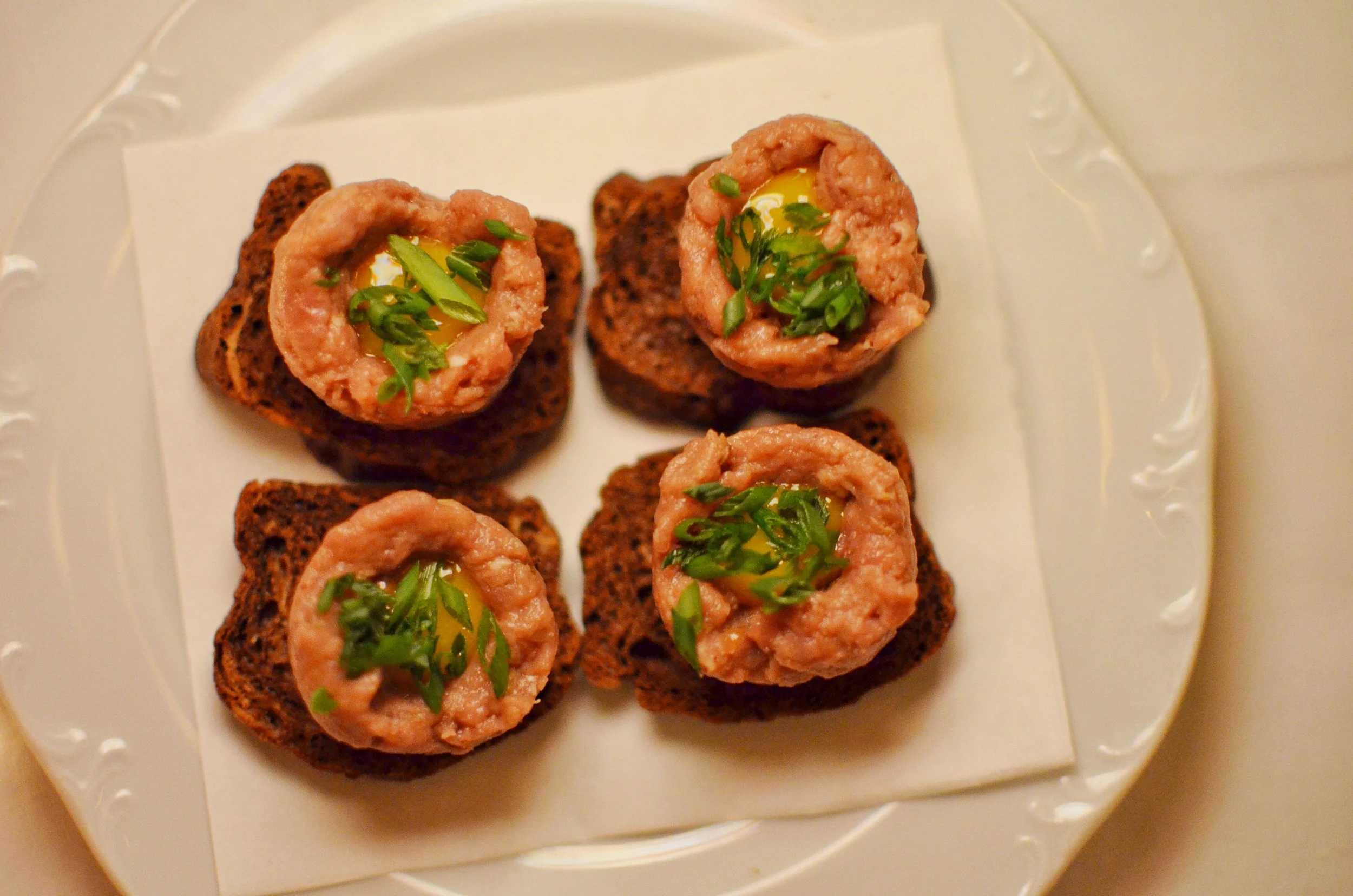 Steak tartare on pumpernickel
