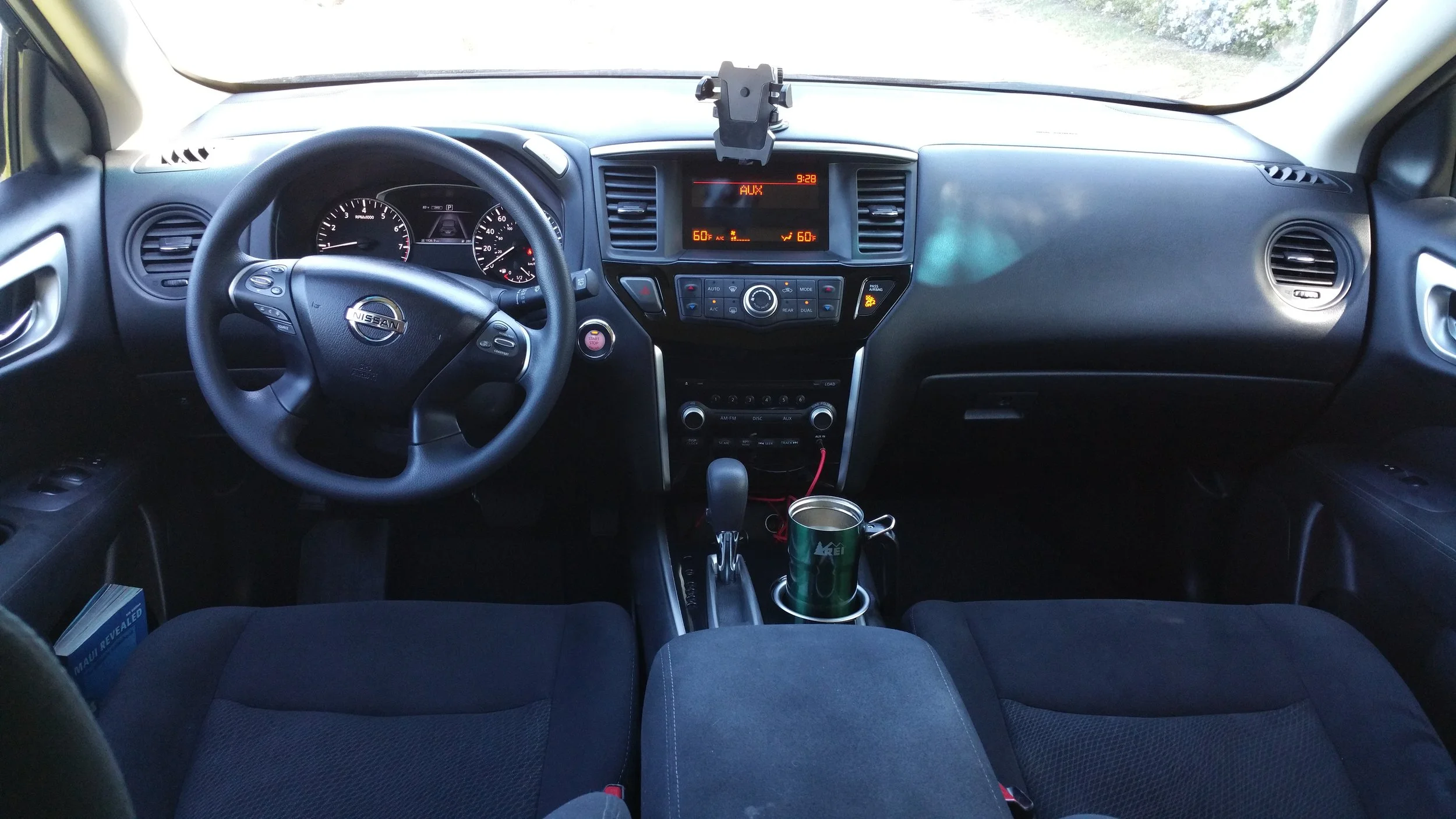 16 Nissan Pathfinder 4x4 Interior dash.jpg