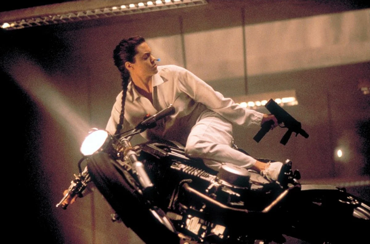 lara-croft-tomb-raider-2001-19-g.jpg