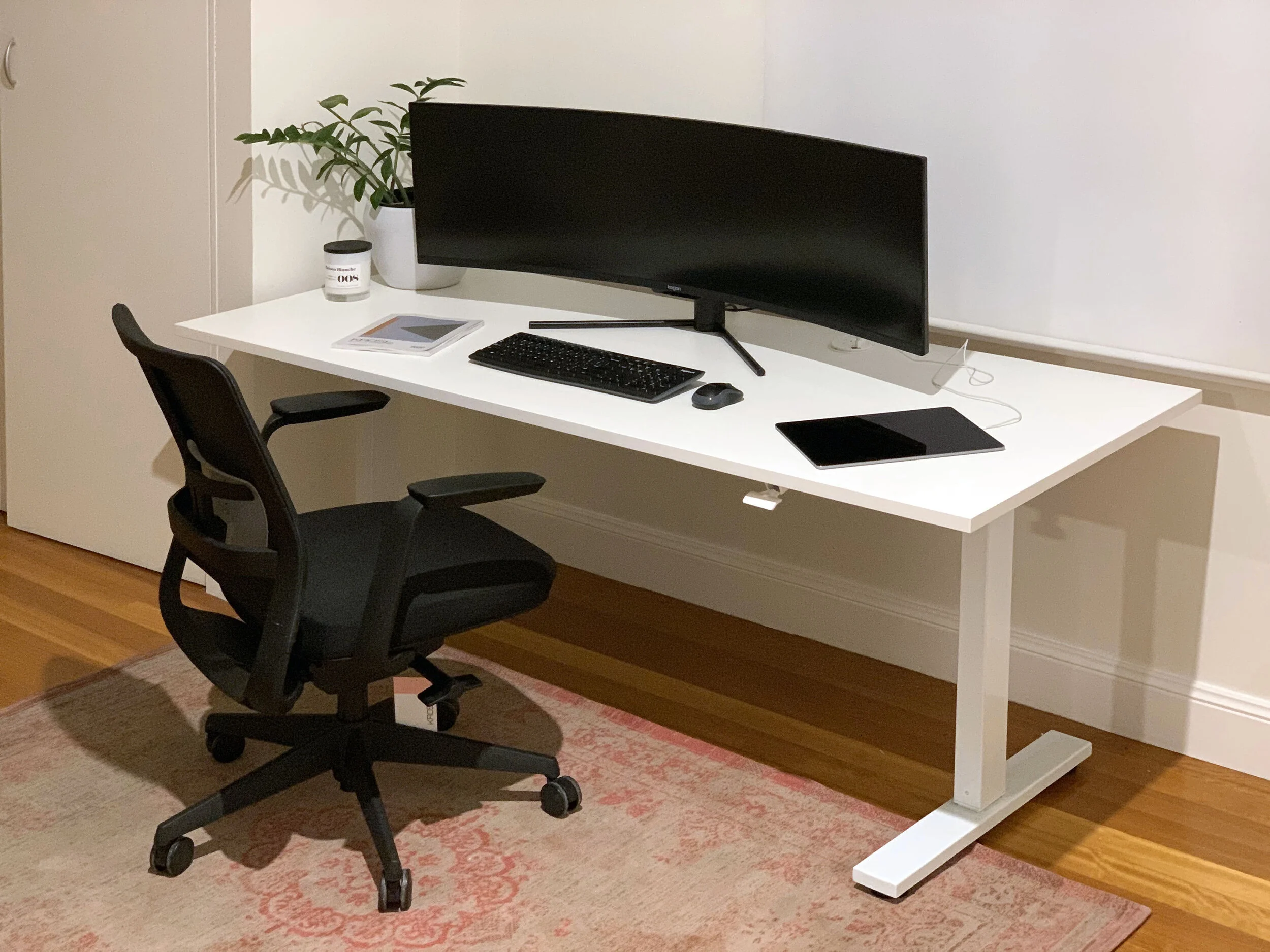 Featured: Rize Pneumatic Height Adjustable desk and Hana chair.