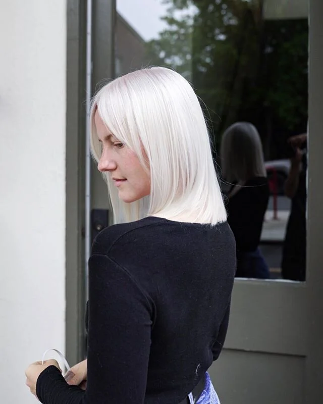 Back in the shop and It feels SO good to get my hands into some hair!🌟 Fresh bleach out for my gal pal @berkleyvopnfjord Toned @redken #shadeseq 10VV, 09P &amp; Clear. 👌🏻
.

#behindthechair #imallaboutdahair #glossitup #reneelalondehair