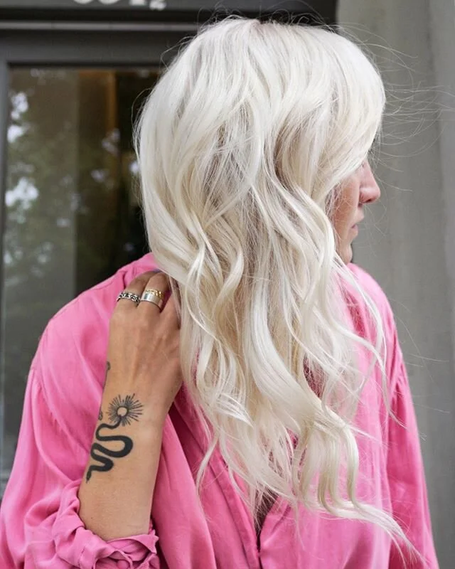 Always love it when @bandanadanes is in my chair💞 It was no small feat having two bleach and tones on my first day back 🥴 But thankfully I am 100% still good at my job and this beauty is back to a seamless platinum😄
.
For her softer white tone I u