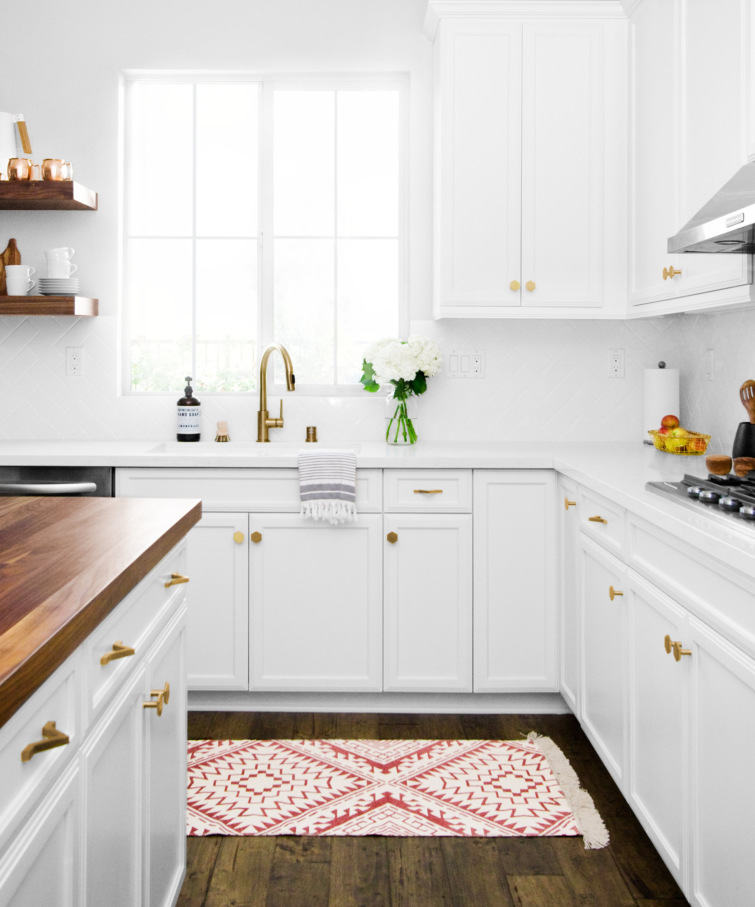 interior-photography-modern-white-kitchen-decor.jpg