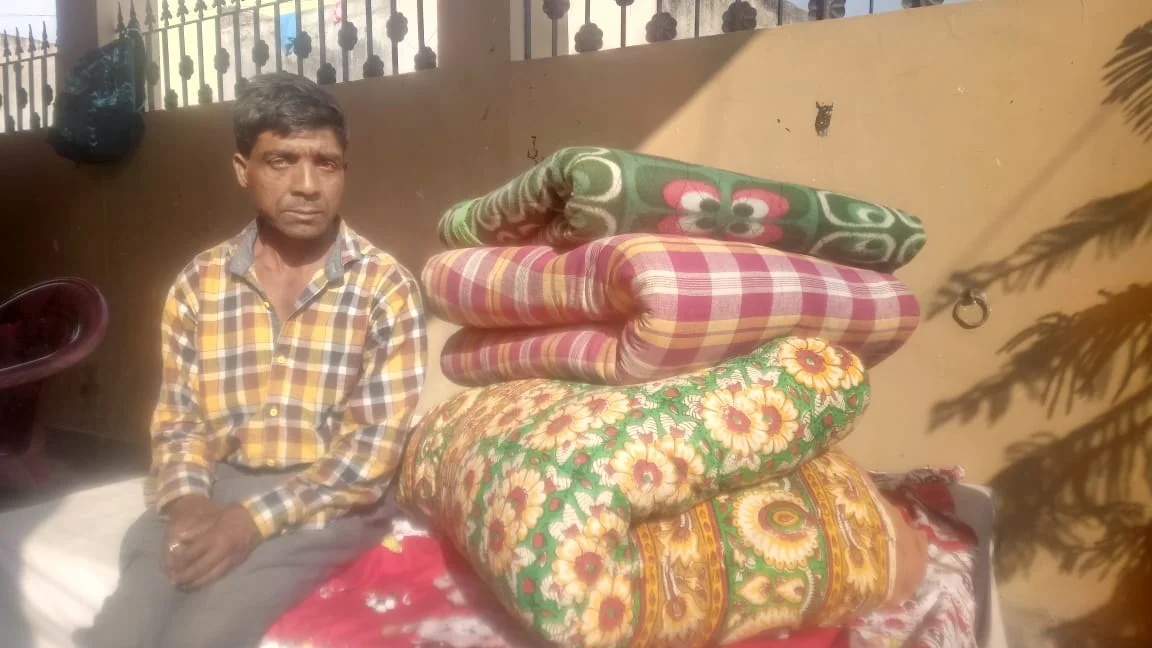 Deepak at “Project help India’ receiving some blankets and mattresses