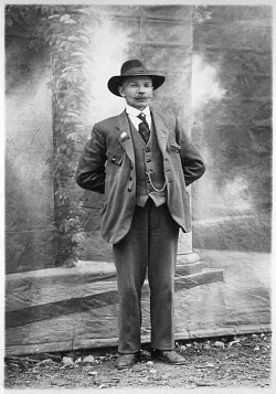 Om Kjosfossen gamle Kraftverk og Anders O Hylland