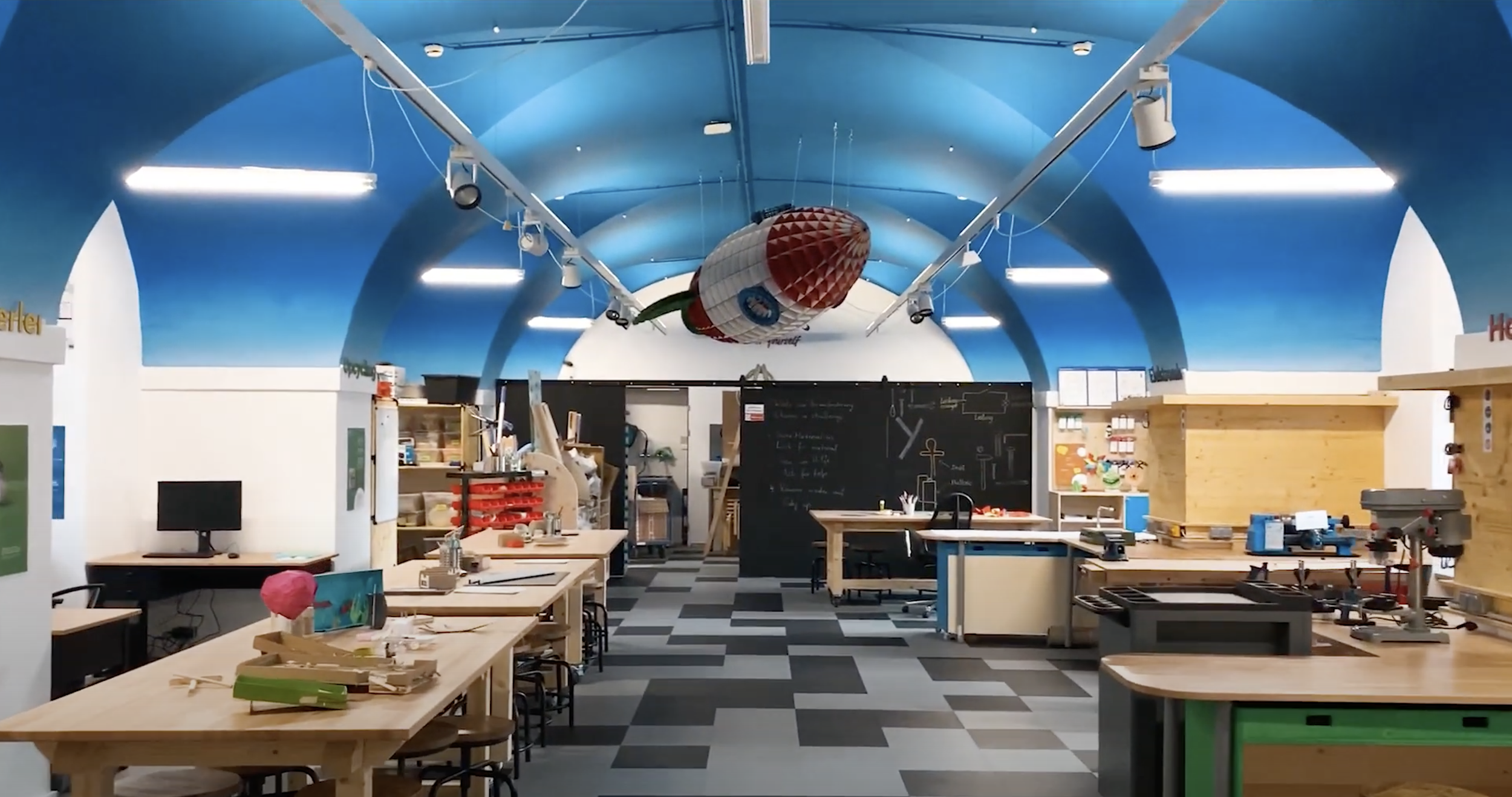  Das Reproteam hatte die große Ehre gemeinsam mit dem Kindermuseum Graz bei der kompletten Raumgestaltung des neuen  Center of Science Activities (CoSA)  im Joanneumsviertel Graz mitzuwirken. 