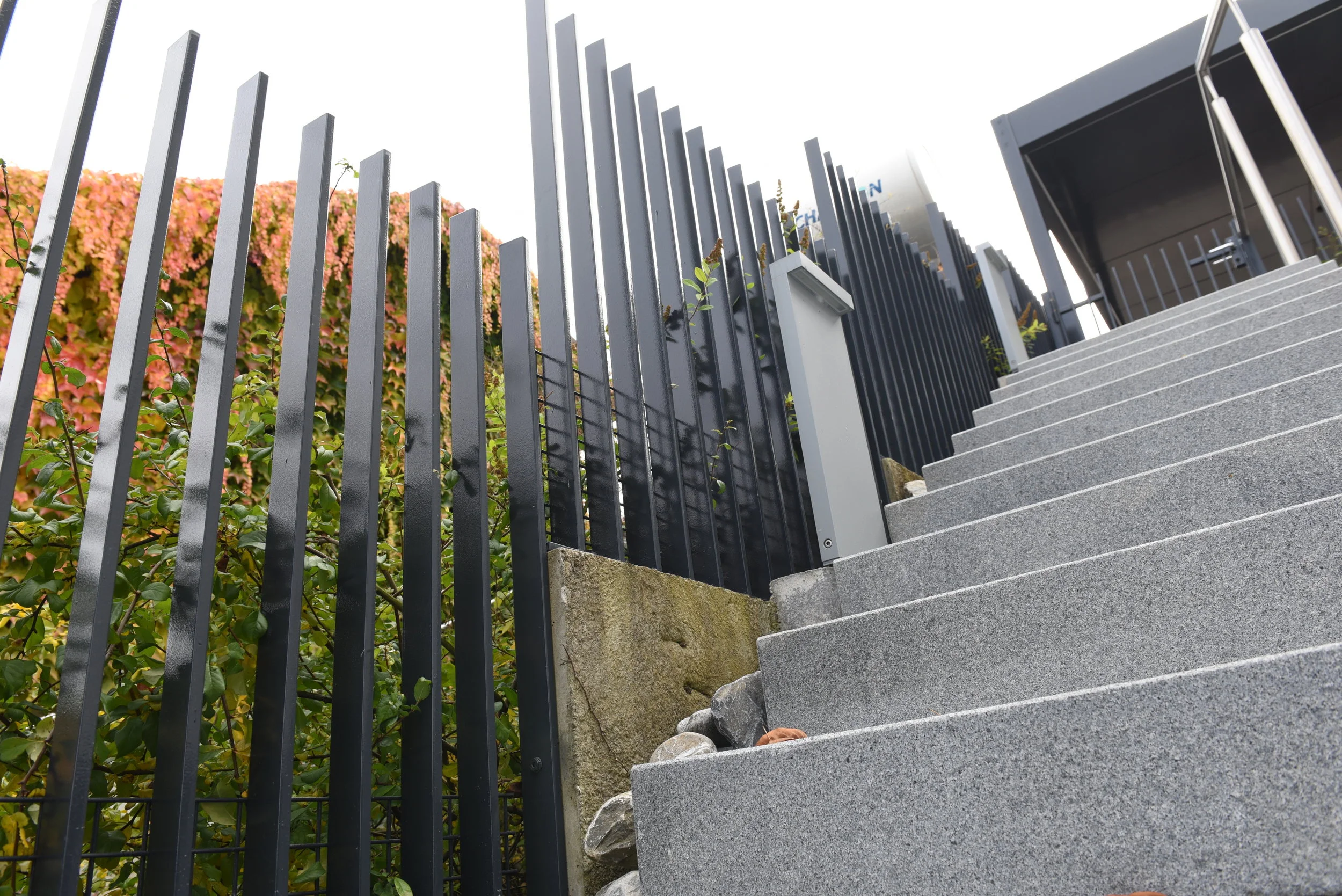 Carport, Garagentor und Stahlzaun — Koller Metallbautechnik GmbH
