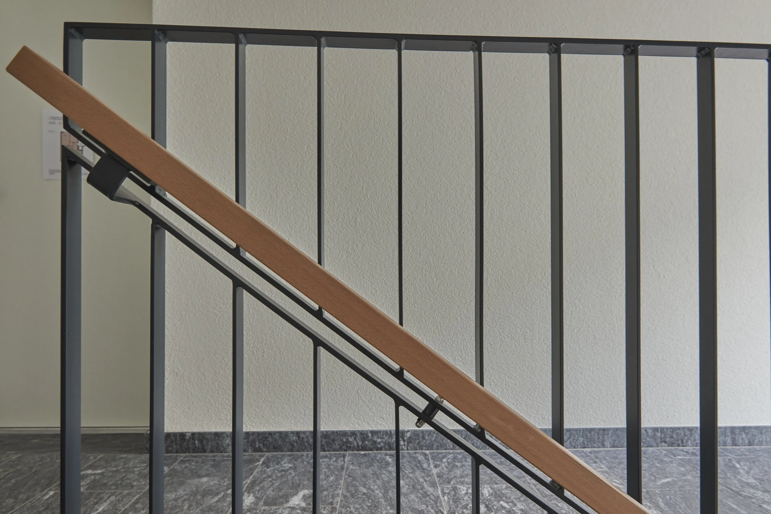 Treppe_stahl_stein_holz.jpg