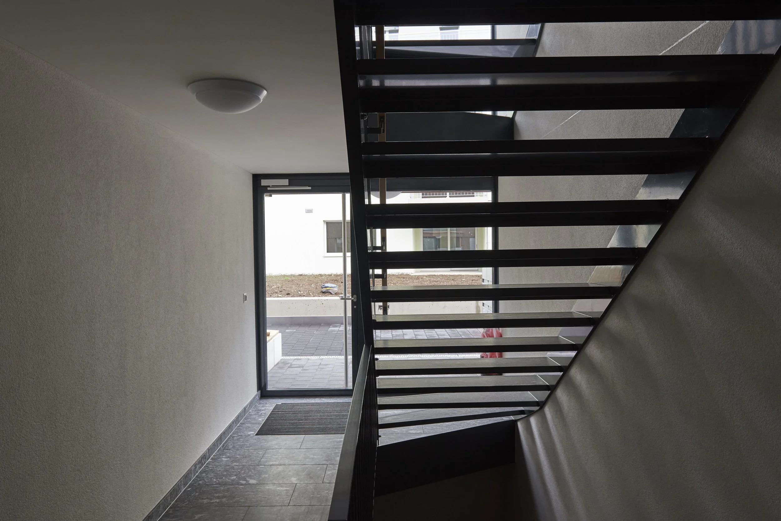 Treppe_stahl_stein_holz.jpg