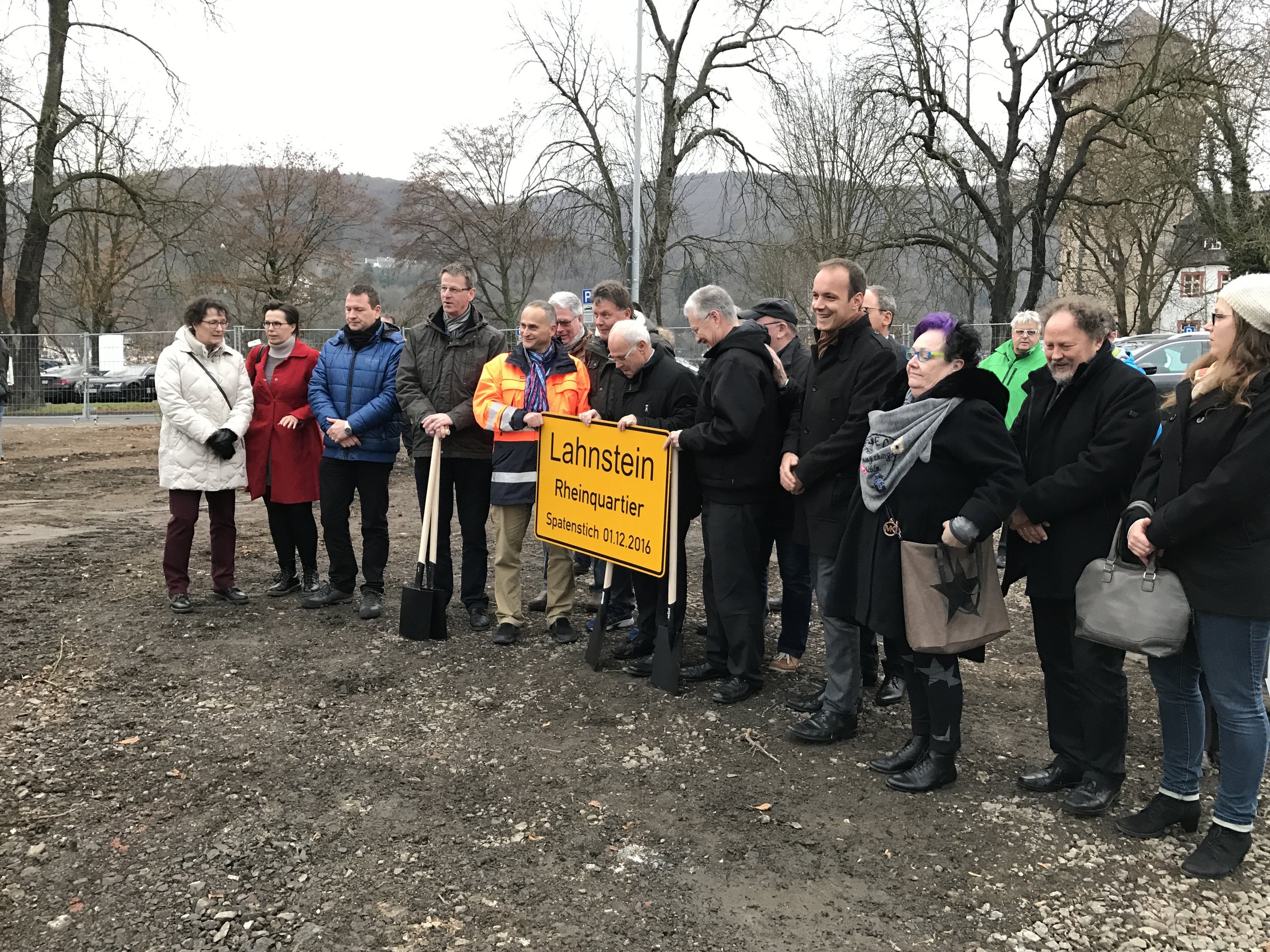 In Anwesenheit aller politischen Fraktionen, der Mitarbeiter der Verwaltung und des Projektteams wurde von Oberbürgermeister Peter Labonte und Landrat Frank Puchtler das Ortsschild Rheinquartier übergeben. Es kann los gehen!