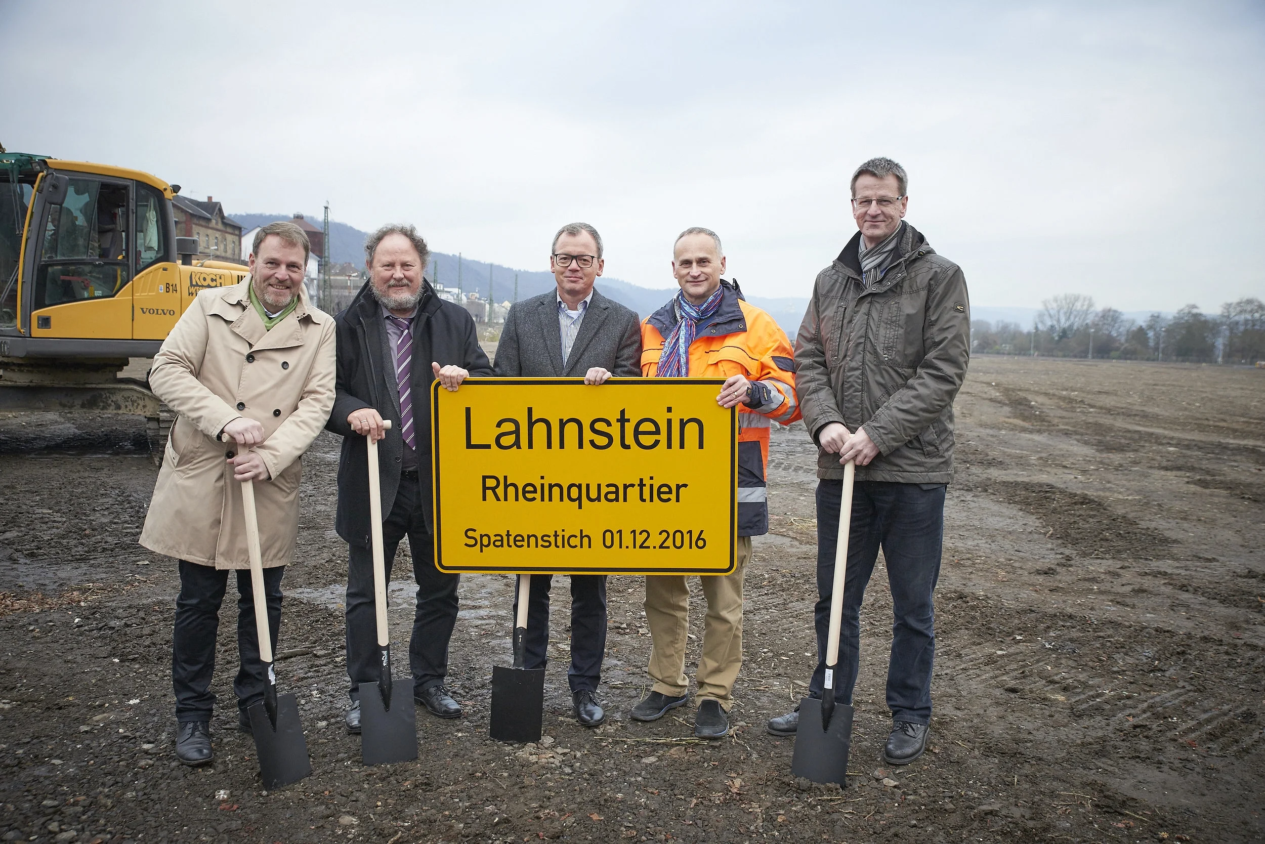 Nach 1,5 Jahren intensiver Vorbereitung und Konzeption: ein weiterer Meilenstein. v. r. n. l. Andreas Mangold, Dr. Thorsten Neumann, Bernhard Sommer (Kern-Haus), Dr. Detlef Naumann (SGP), Frank Kirsch (wahrZeichen)