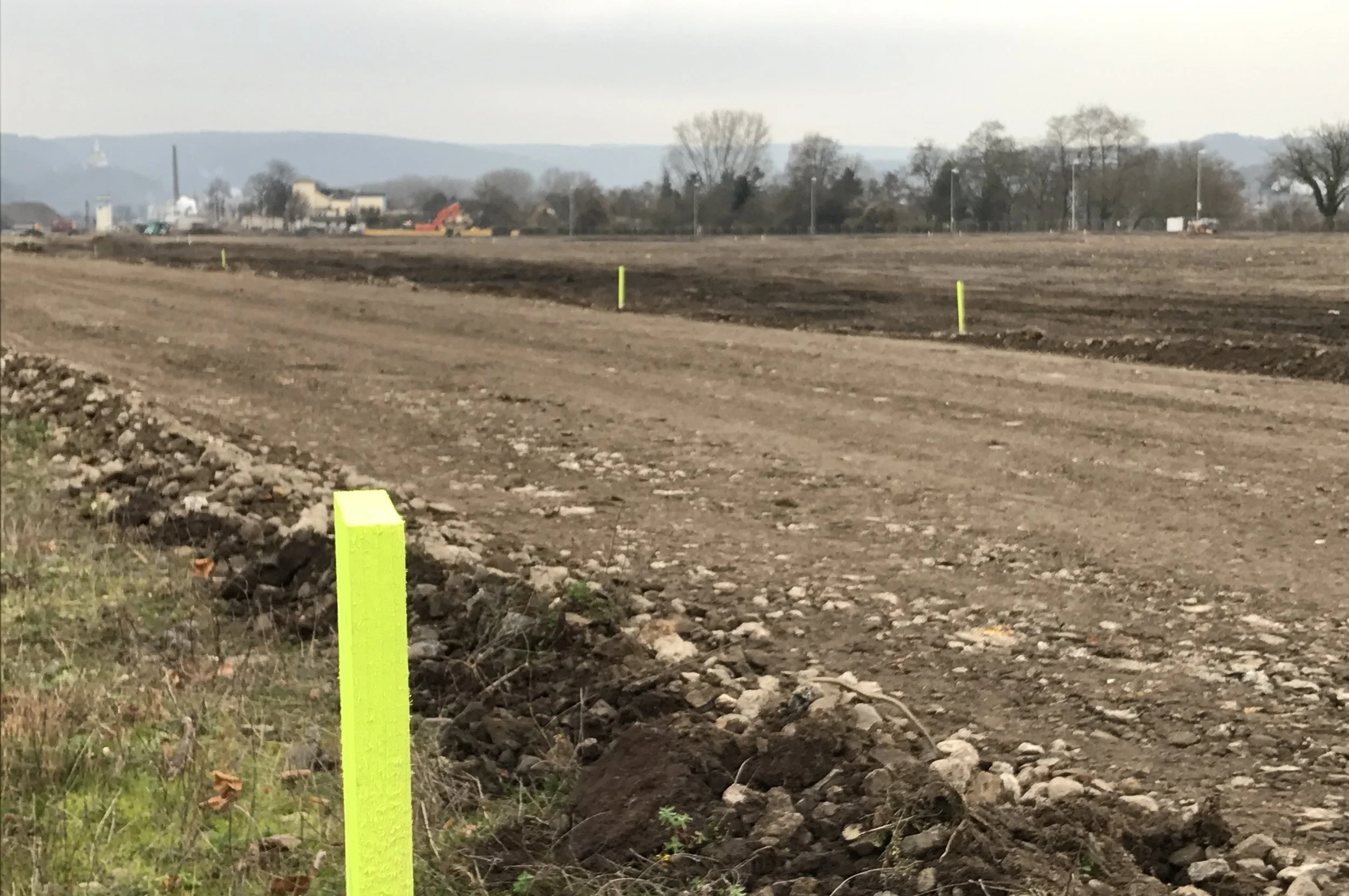 Die Pflöcke sind eingeschlagen. Der Verlauf der Straßen und der Quartiere im Rheinquartier wird sichtbar.