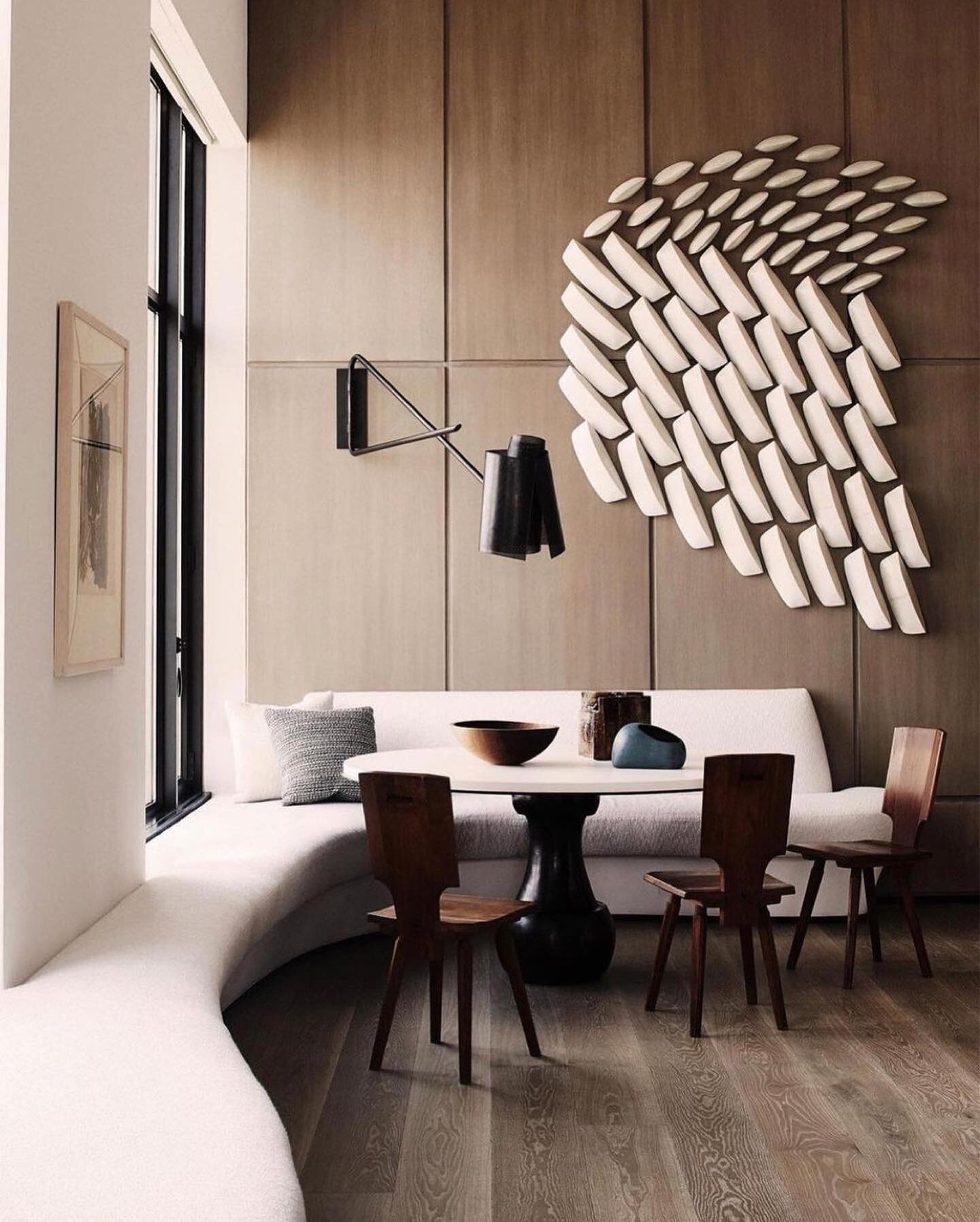 Majorly inspired by this room! 👏🏼👏🏼👏🏼

The organic lines of that banquette? The texture?  The palette!? Whew! 

Repost from @immoniquegibson
&bull;
I love when clients I love meet architects I love @ikekligermanbarkley and then they all meet a 