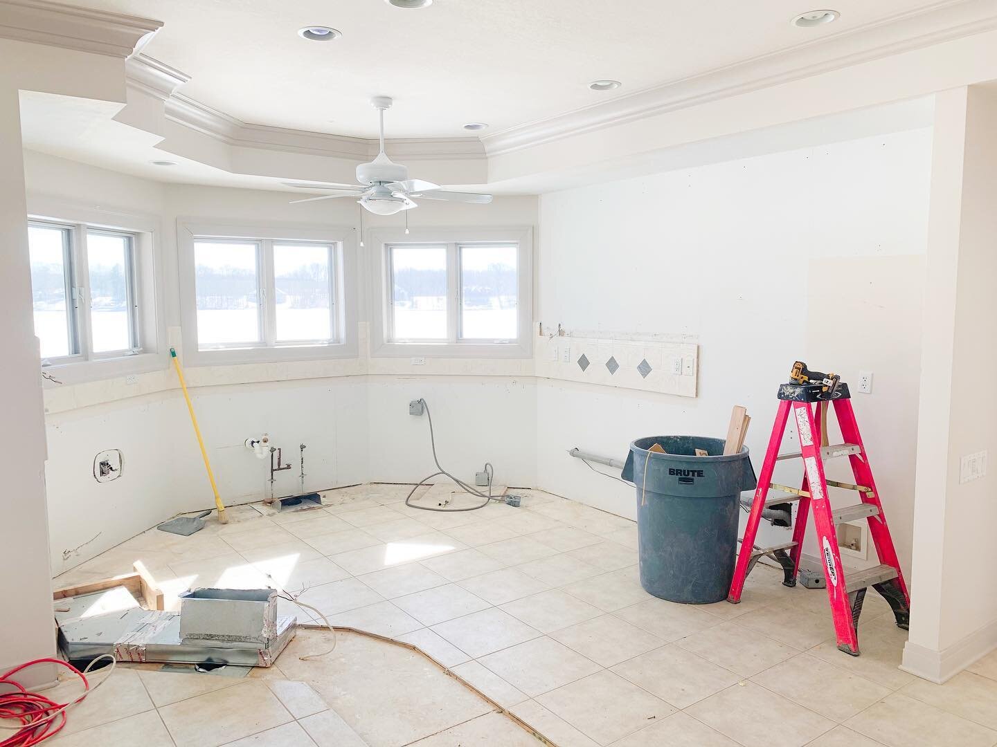 And now the kitchen is out at the #pheasantpointeproject 🎉

This reno encompasses the entire main floor of the home:
- primary bathroom
- primary closet
- primary bedroom
- kitchen
- great room
- music room
- front hall
- laundry room
- powder room
