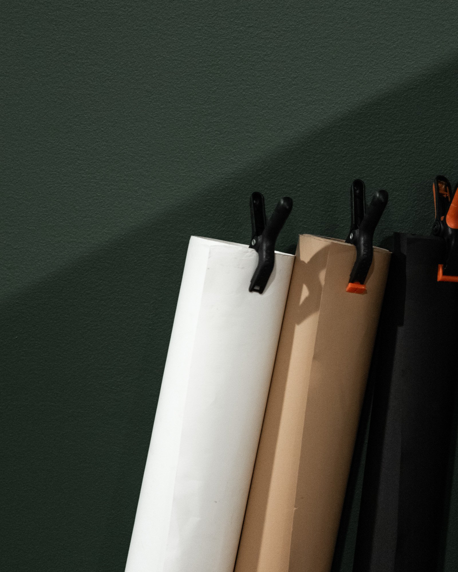Invitation cordiale dans l'univers du studio 👇

Le d&eacute;but d'une s&eacute;rie de publications qui visent &agrave; vous montrer les vraies couleurs de ce brand que je continue de faire &eacute;voluer petit &agrave; petit.

Toujours quelques part