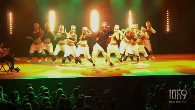 South Indian performing group from @houseofdancefi dancing for Tamil songs in Indian Dance Festival 2019. Choreography: Daniel Paul

#idf19 #indiandancefest #indancefest #hod #houseofdance #dance #dancecrew #dancegroup #dance