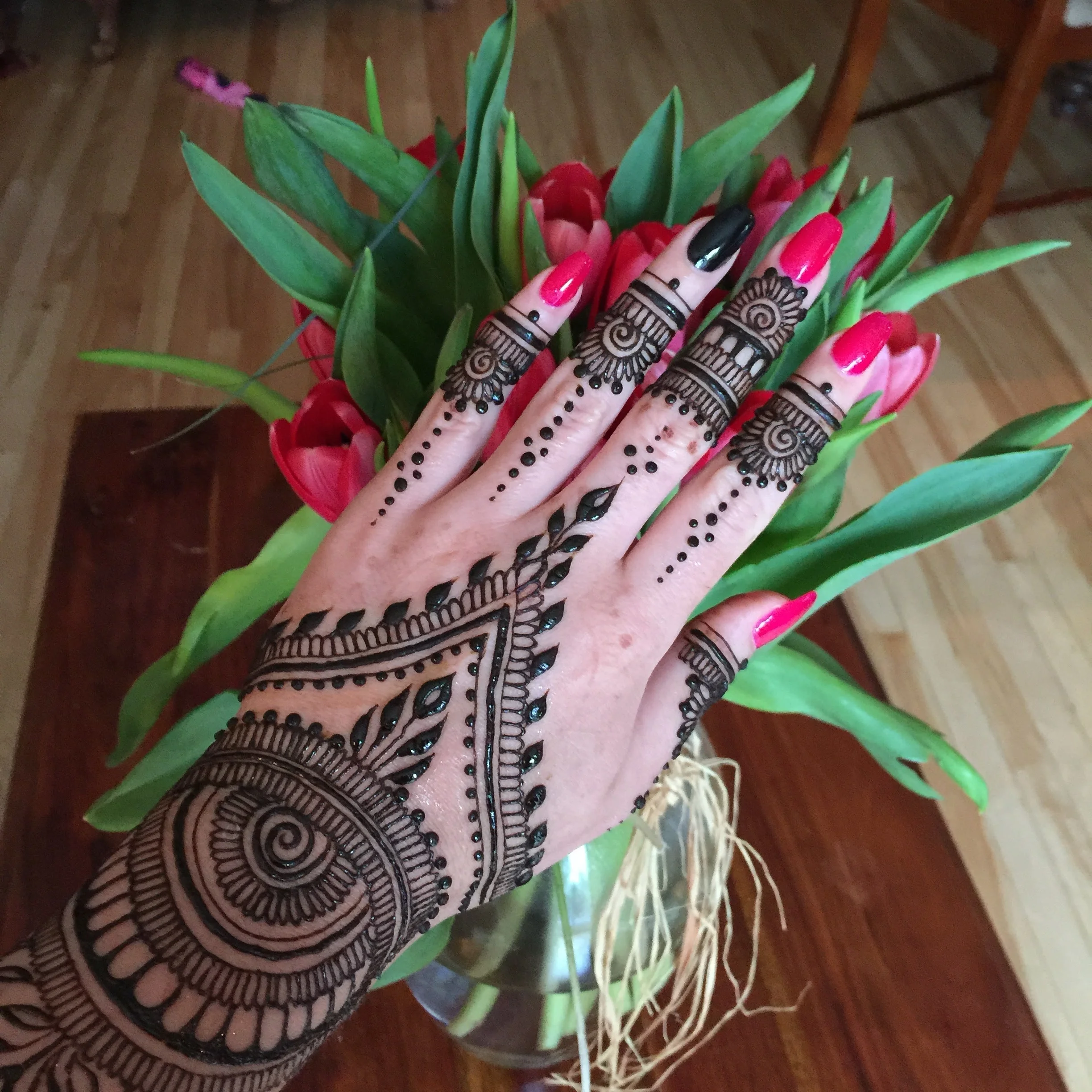 Henna hand w/tulips