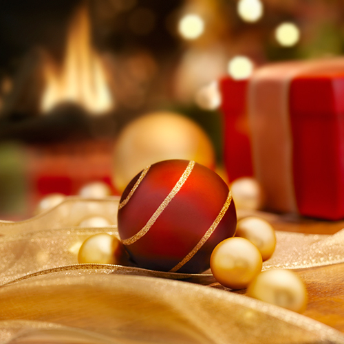 Pure Noel A warm, inviting blend of roasted chestnuts, ripe fig, and vanilla sprinkled with cinnamon and clove.