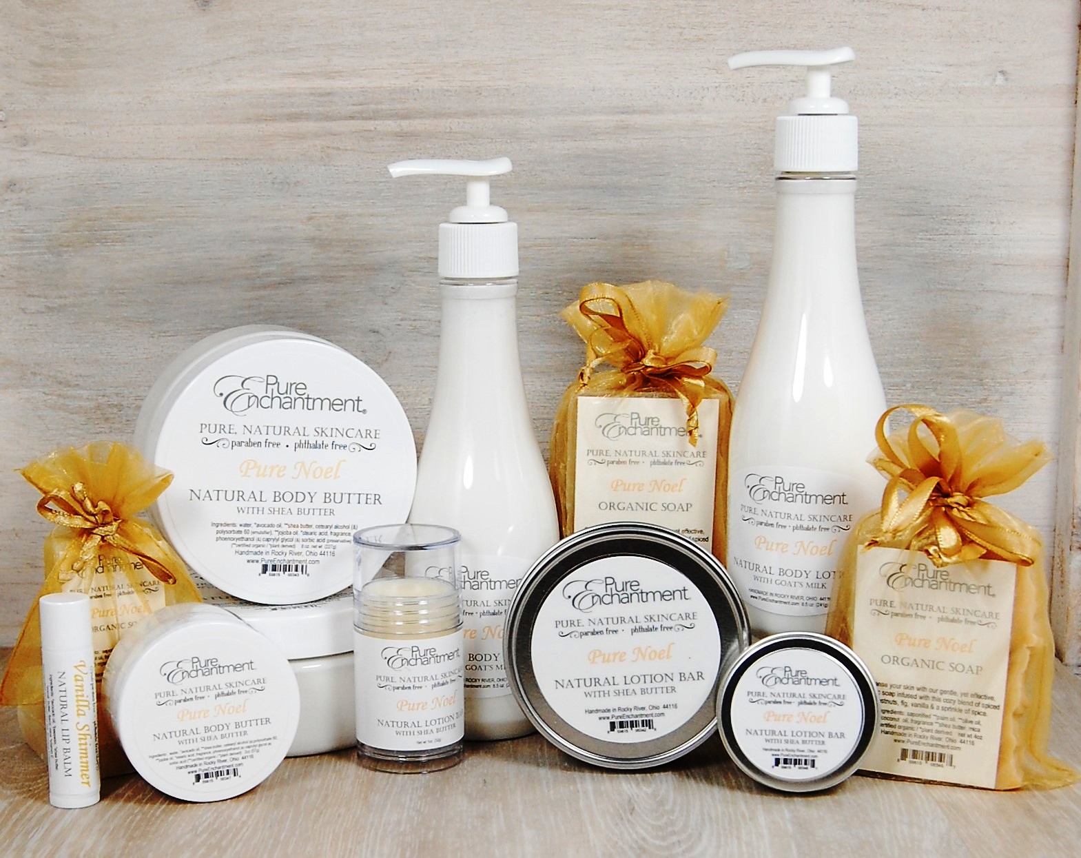 Handpoured with the scents of our favorite season, bask in our incredible holiday fragrance. 