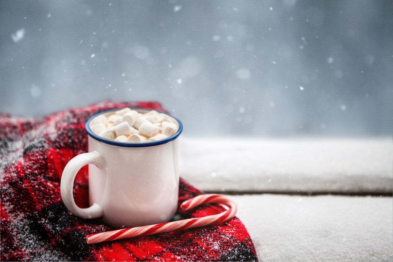Утро доброе картинки оригинальные зимние. Доброе утро зима. Снежное утро. Зимний кофе. Кофе зимой.