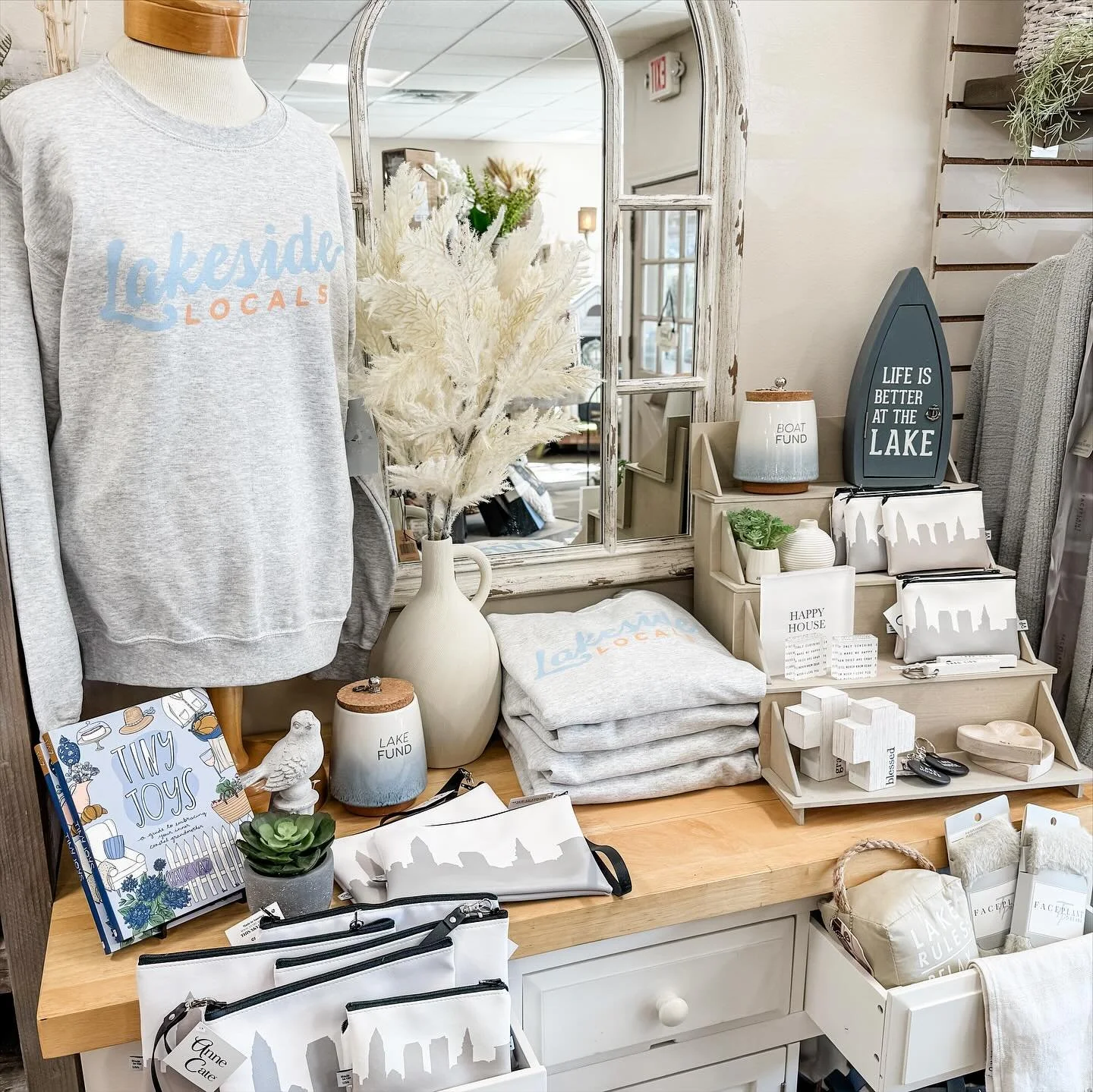 We're loving our new @lakesidelocalsapparel sweatshirt! So cozy & cute for these chilly autumn days! ππ€ π
