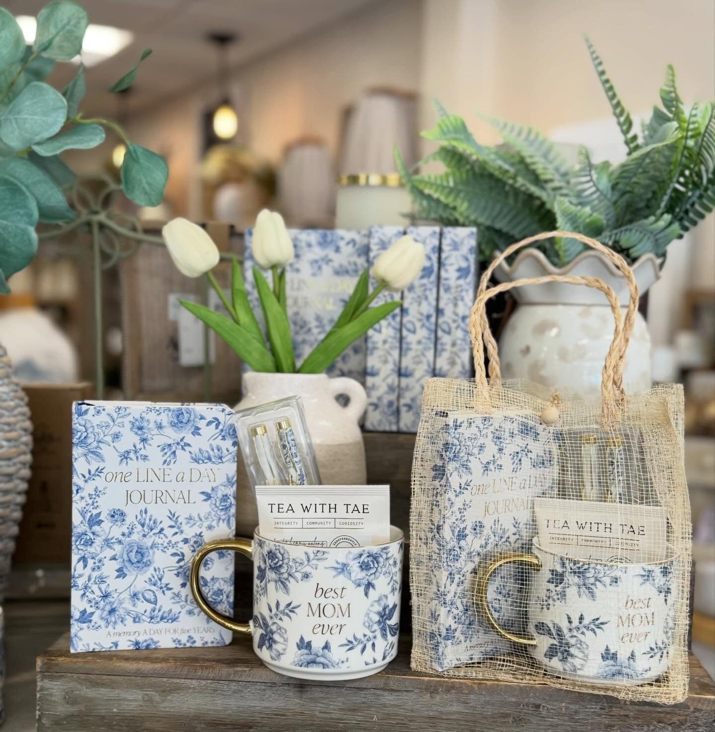 These beautifully crafted gift sets are the perfect choice to delight Mom &amp; show your love and appreciation. 💕🌷🙂

Our Blue Delft Gift Set includes a one-line-a-day journal, a coordinating pen set, and a beautiful &ldquo;Best Mom ever&rdquo; mu
