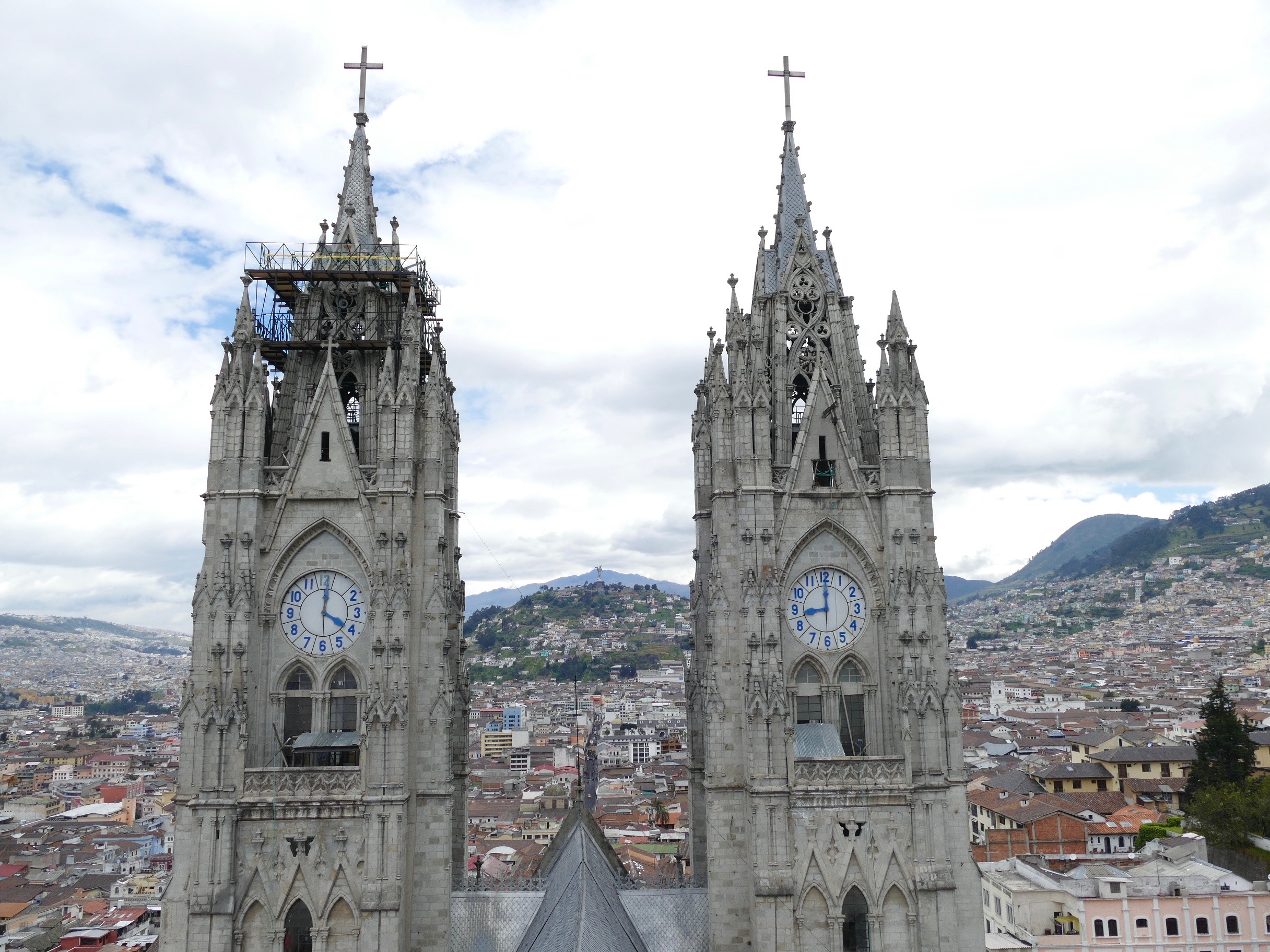 Vue depuis la plus haute tour de la Basilique. On se rend bien compte que Quito est tout en relief!
