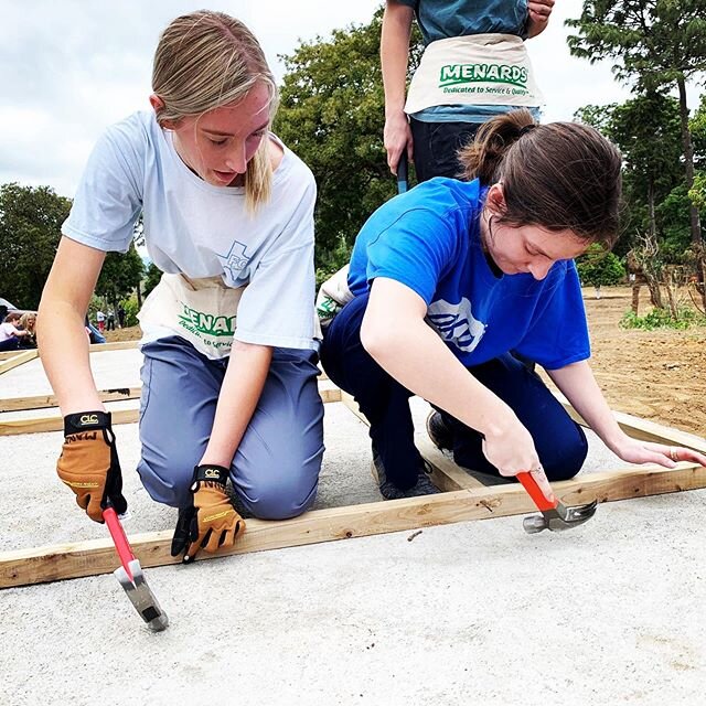 First day with @wcstudents out at &ldquo;Finca Isabelle&rdquo; in Guatemala. Digging some stout fence post holes and beginning the construction process of building the barn. 💪🏻