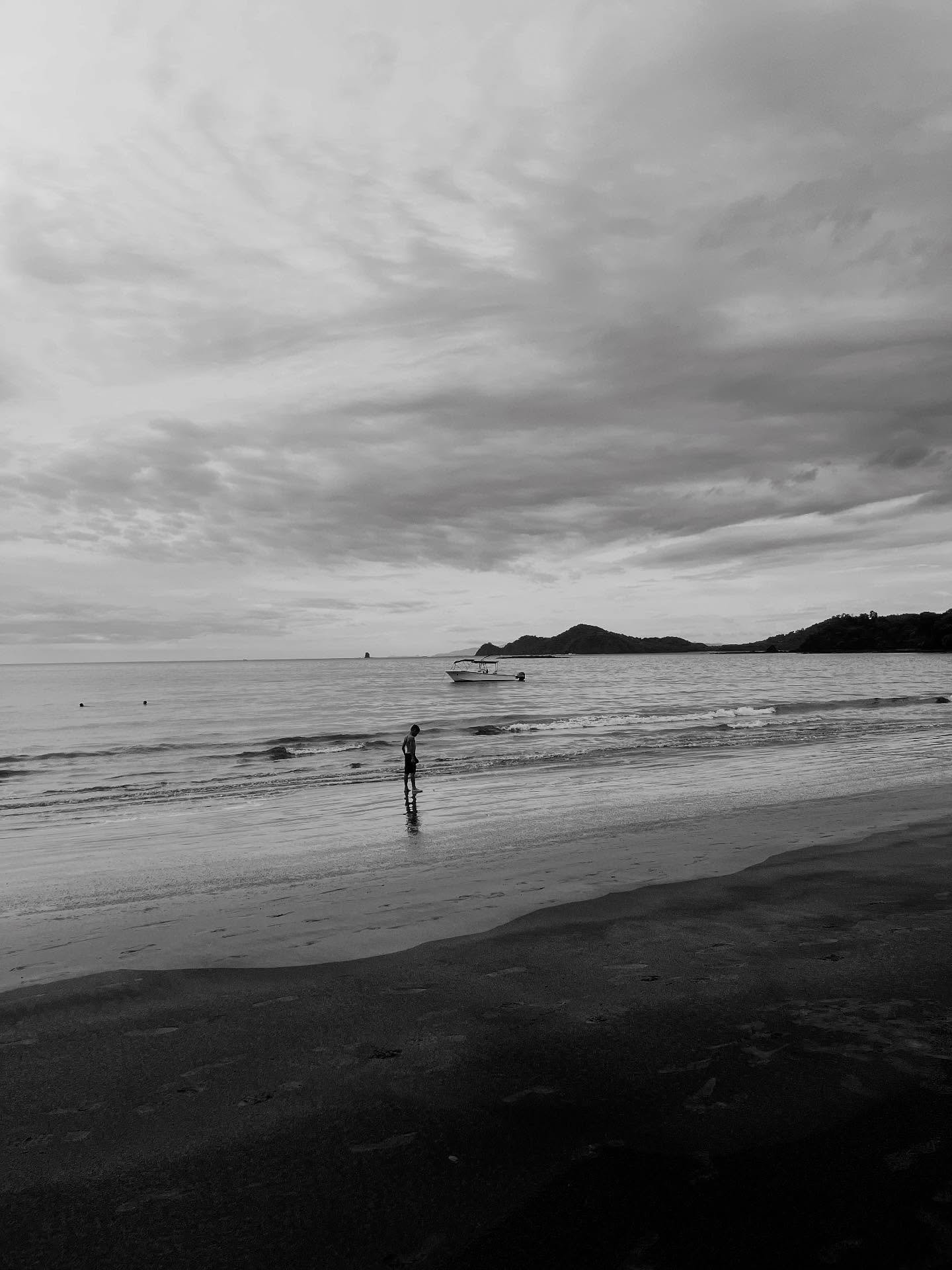The noise fades at the shore of the ocean. 🫶🏽 🇨🇷 #leighwords #bnwtravel #bnwphoto #bnwsouls #blackandwhitephotography #bnwart #costaricatravel