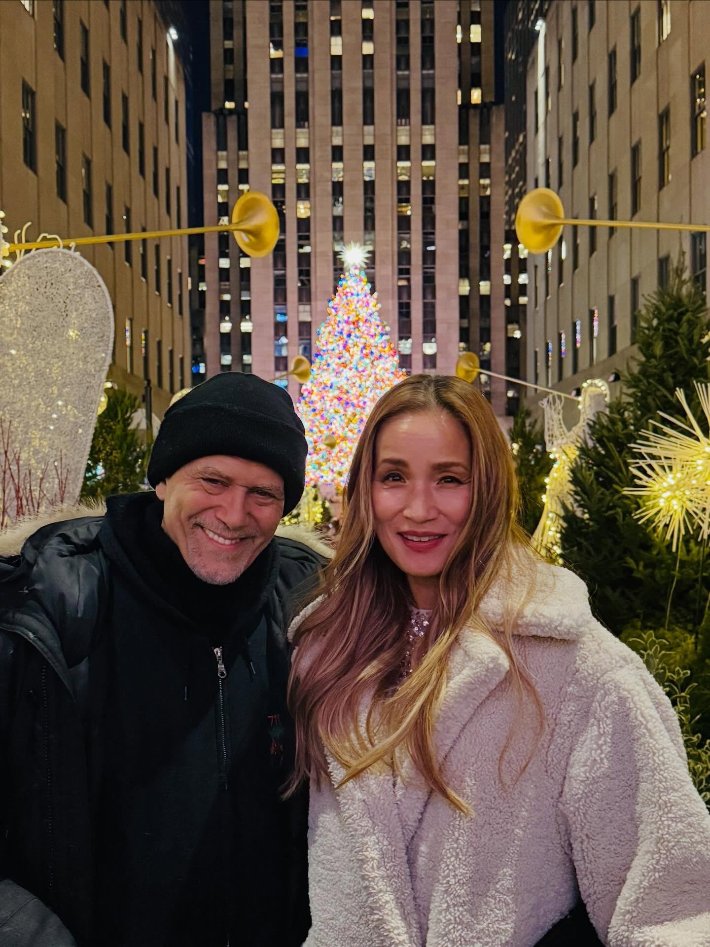 Merry Christmas to you all✨🎄 Sending you lots of love &amp; hugs from New York. Wishing you and your families, and your loved ones joyful &amp; happy holidays🎄✨ love, AK &amp; Danny

メリークリスマス✨🎄　たくさんの愛とハグをニューヨークから送っています。あたたかいクリスマスを、そしてみなさんと、みなさんのご家