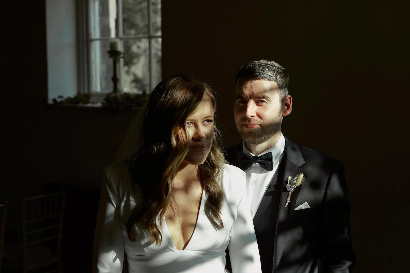 Sometimes the light dictates the shot 👌🏻 Rachel + Padraic @bellinterhousehotel 

#irishphotographer #irishwedding #irishweddingphotographer