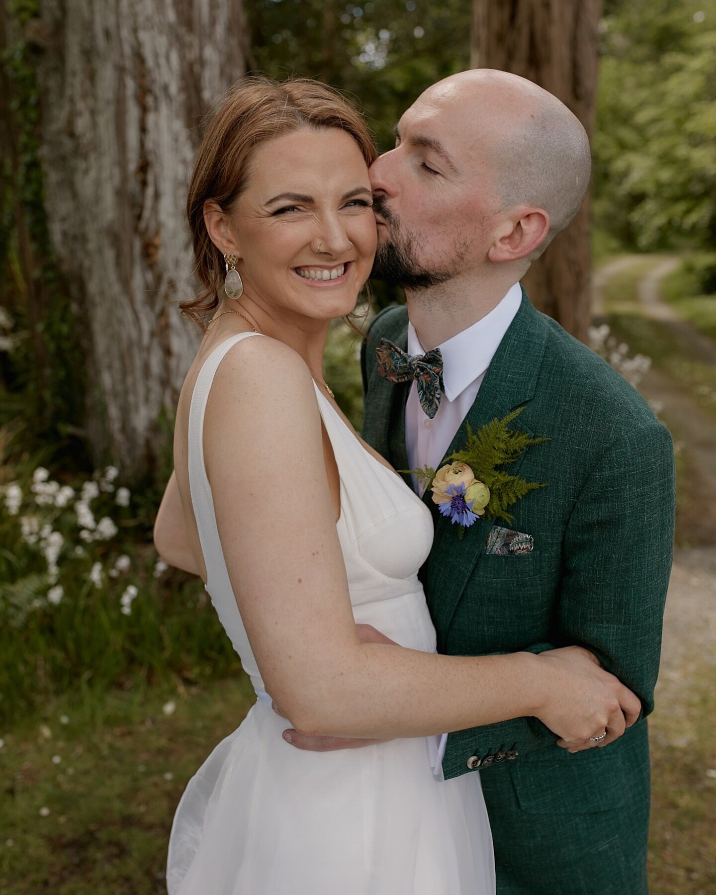 Inish Beg Estate is the perfect spot for a first look and couple photos before the ceremony. You have free rein of the grounds before your guests arrive, which means you can spend even more time enjoying your drinks reception. Win win! 🎉

#corkphoto