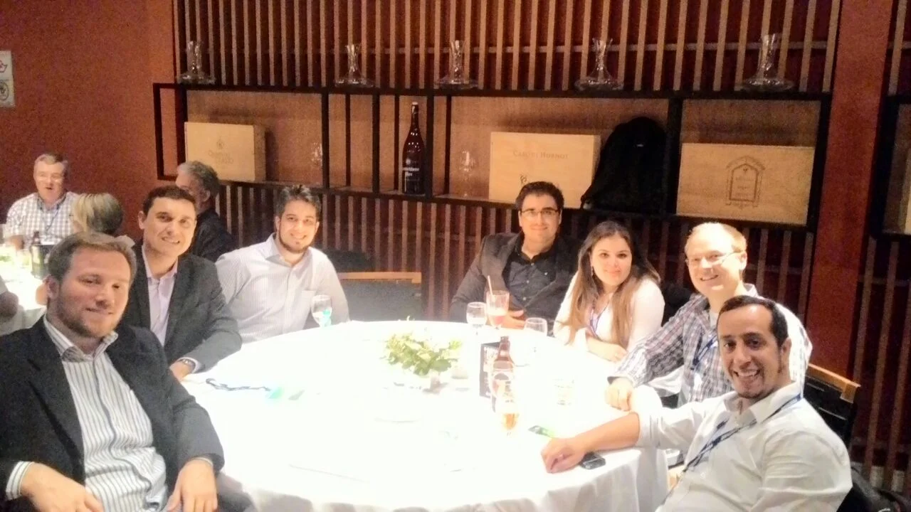 No jantar de confraternização do 15th ICAAR, da esq. p/ dir. Felipe (Concremat), Rodrigo Tadeu (Concremat), Murillo (Concremat), Rafael Eduardo Bizarro (Concremat), Grace Mazaro (Pesquisadora), Mario Kositz (Pesquisador da Alemanha) e Thomas Carmona (Carmona Soluções de Engenharia)