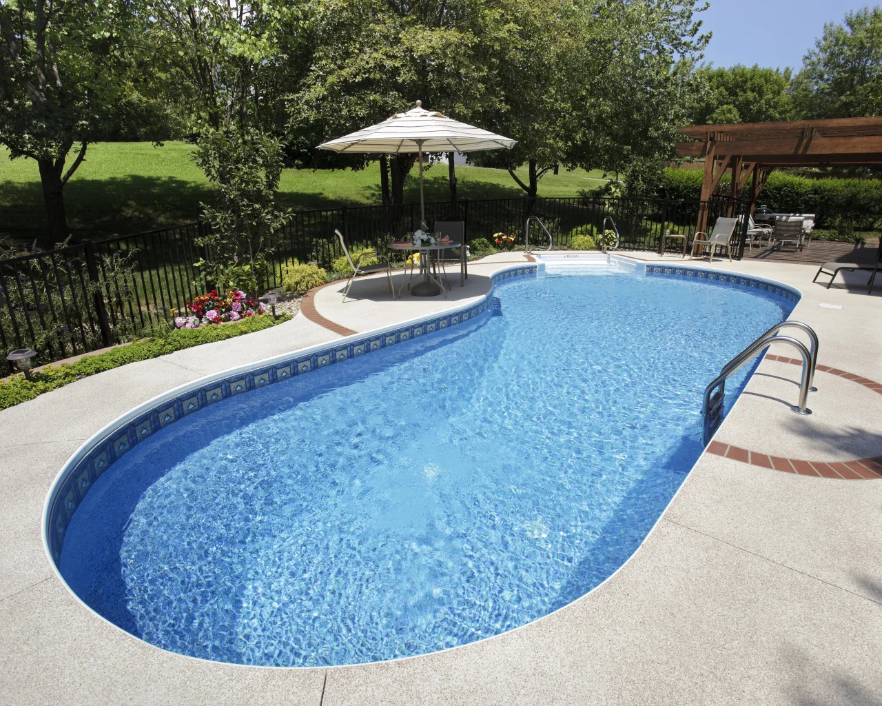 30 | Straight Edge Freeform. Walk In Steps, Standard Aluminum Coping