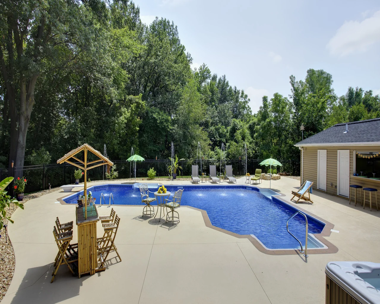 29 | Ell Pool. Dual Sun Ledges, Deck Jets, Diving Board