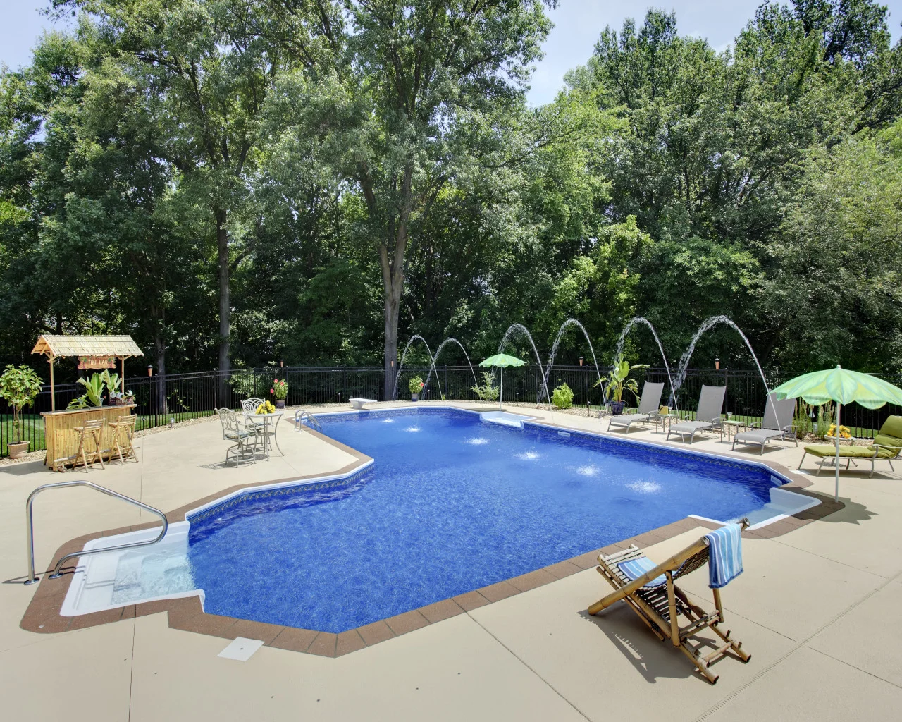 29 | Ell Pool. Dual Sun Ledges, Deck Jets, Diving Board