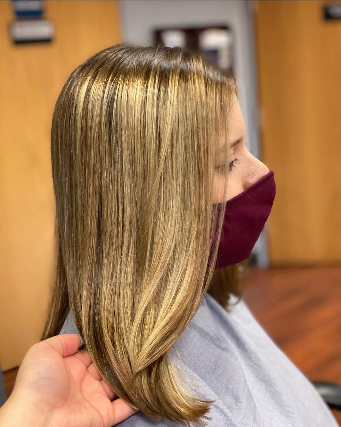Who doesn&rsquo;t love a nice trim &amp; balayage moment ! 😍
&bull;
&bull;
&bull;
By: @hair_by_gabi.norton 

#mclean #virginiahair #mcleanhairstylist
#virginiahairsylist #mcleanhairsalon #tysonscornerhairstylist 
#tysonscornerhair #McLeanhair #703ha