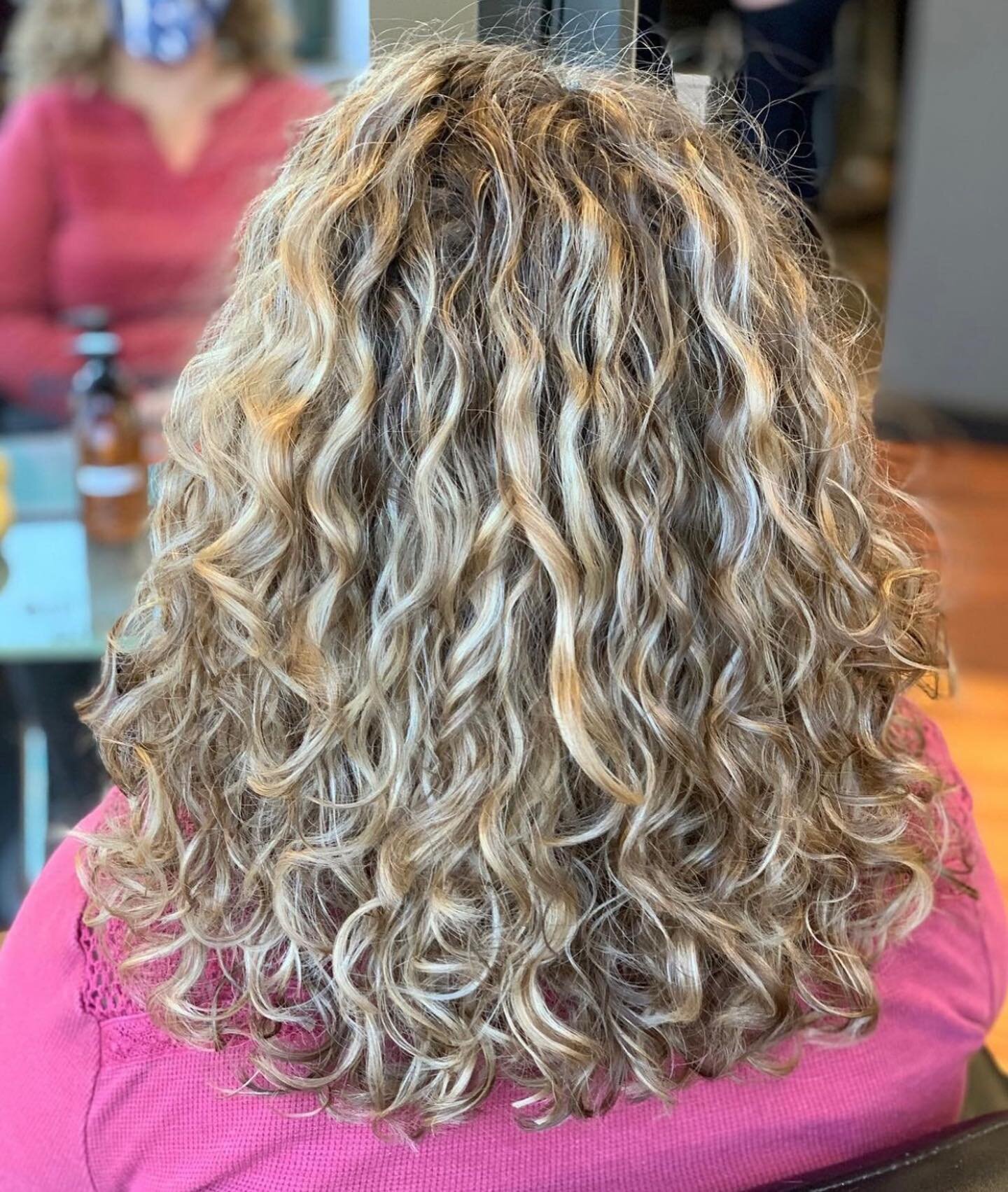 Summer blonde with highlights &amp; deva curl 

&bull;
&bull;
&bull;
@prettyhairbynawel 

#mclean #virginiahair #mcleanhairstylist
#virginiahairsylist #mcleanhairsalon #tysonscornerhairstylist 
#tysonscornerhair #McLeanhair #703hair #571hair #goldwel