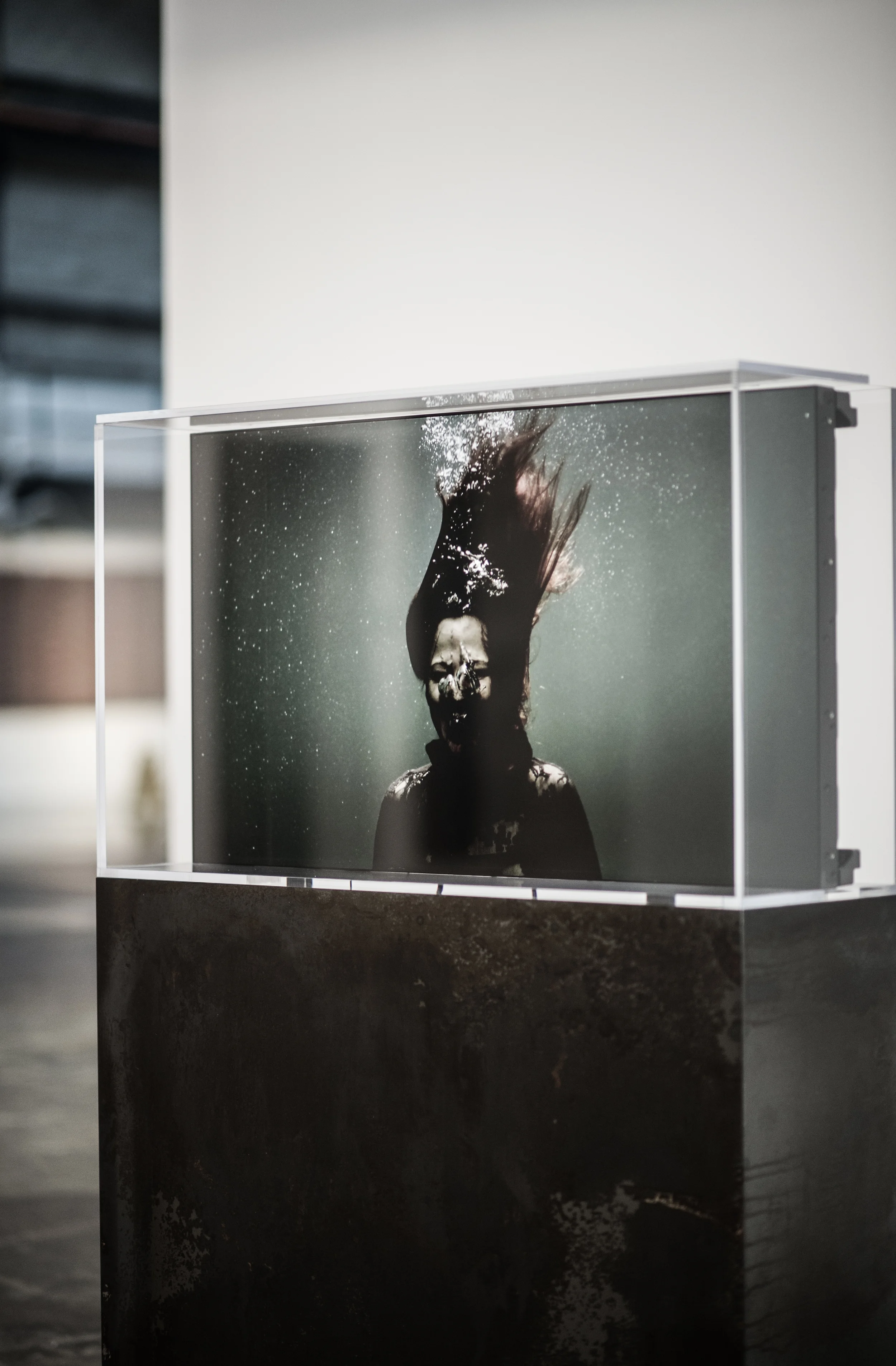 y2o Huis clos , 2015 Un mot de l’artiste Prenant place dans une cuve, Huis clos est une adaptation de l’œuvre y2o. Dans ce vidéo d’une durée approximative de trois heures, le temps à été transformé et la trame narrative disparait pour faire place à la décomposition du mouvement des corps. Sept fois plus lente que y2o, cette œuvre questionne l’élasticité du temps et notre perspective sur cette dernière. Suspendus à l’extérieur de la réalité, les spectateurs sont invités à se perdre dans les émotions, gestes, et micromouvements à l’écran. 