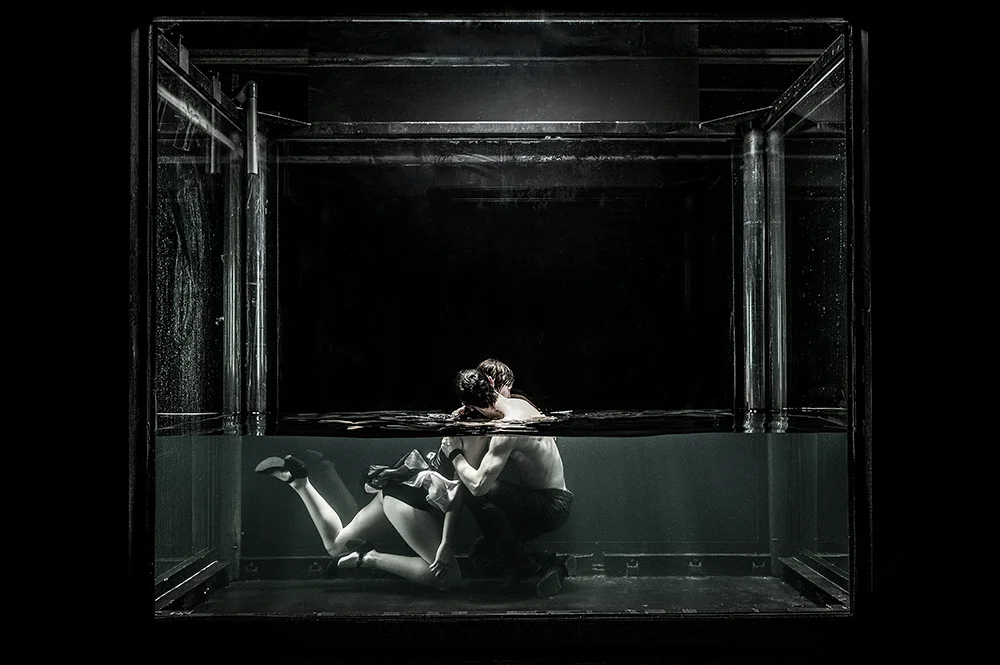 Eaux Troubles no 01, 2015 Un mot de l’artiste Eaux troubles est une série qui fut exécutée à la toute fin du tournage du film y2o. Cinq mouvements en apnée, où un homme et une femme se retrouvent en eaux troubles, dans une temporalité suspendue, et ce, pour une dernière fois. A word from the artist Eaux troubles is a series that was created at the very end of the y2o project. Five movements under water, where a man and a woman sit in troubled waters – in a suspended temporality – for one last time.
