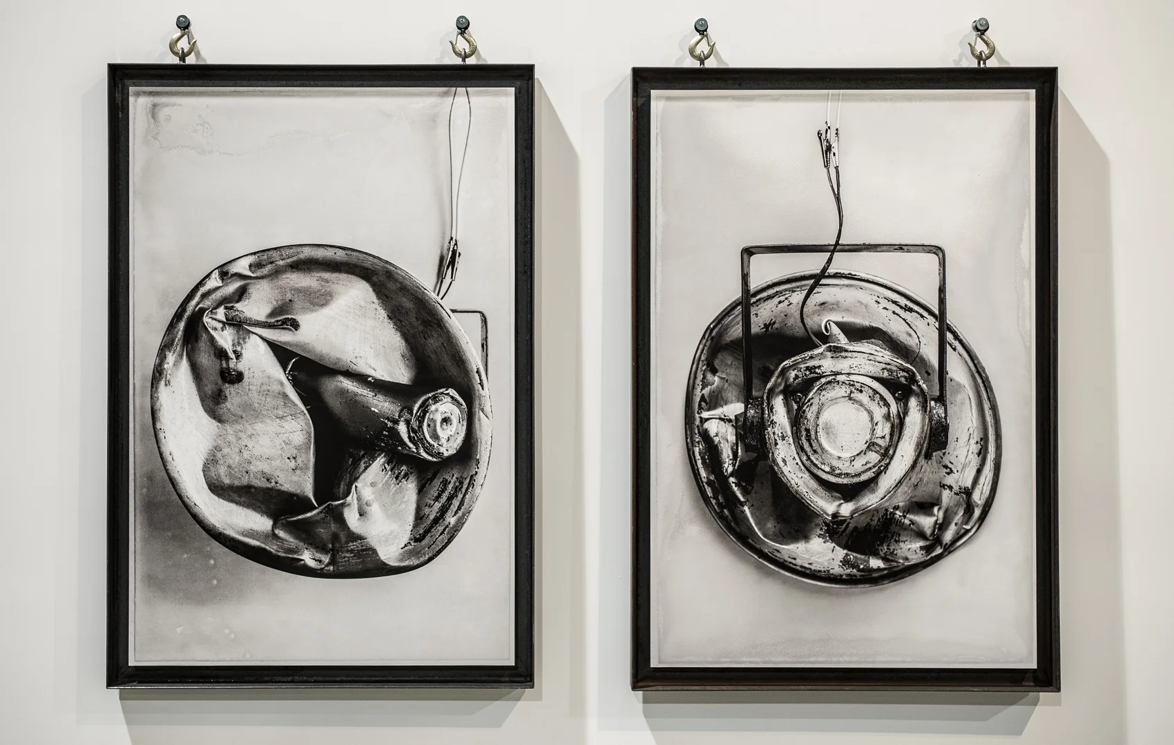 Un mot de l’artiste Collision est un diptyque qui aborde les problèmes de communication entre deux personnes. Le choc, la collision qui en résulte est puissant ; la violence des mots et leurs collatéraux. Pour ce faire, les mégaphones ont reçu 20 tonnes de pression. A word from the artist Collision is a diptych that speaks of communication issues amongst two individuals. The collision that ensues is powerful ; the violence of words and their side effects. To create this work, 20 tons of pressure were applied to the speakers.