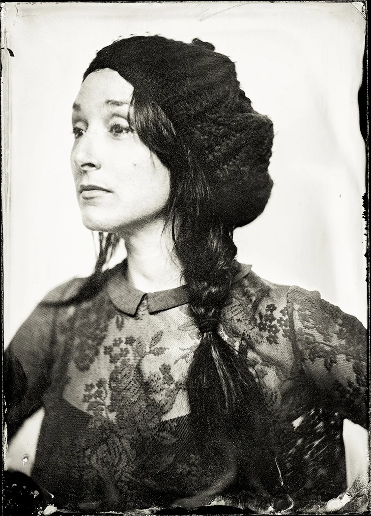 dominique t skoltz par Marc Montplaisir Née à Montréal (Canada) en 1973 Vit et travaille à Montréal (Canada) Artiste médiatique, photographe, cinéaste, Dominique T Skoltz partage son temps entre ici et ailleurs, entre création sur commande et création libre. Son travail polymorphe porte une signature qui le distingue instantanément, peu importe ses avatars. On le reconnaît à ce regard vif, sensible, braqué le plus souvent sur l’invisible et fasciné par les interstices entre l’hypermaîtrisé, l’intime et le clinique. Elle a signé plusieurs installations, performances et films qui fouillent le rapport organique entre le son et l’image. Que ce soit en Asie, en Europe, en Amérique du sud ou en Amérique du nord, ses oeuvres, souvent inclassables, se sont imposées dans le circuit des arts médiatiques. Ces œuvres ont été présentées dans plus de quatre-vingt festivals, événements et musées, dont Ars Electronica en Autriche, La Biennale de Venise en Italie et le Musée Pompidou à Paris. Au fil des ans, plusieurs de ses œuvres ont été récompensées dans de prestigieux concours ou ont trouvé leur place auprès d’institutions importantes. Sa pratique occupe simultanément de nombreux territoires aux frontières poreuses : film, installation, performance, art sonore, photographie. Depuis 2009, le travail de Dominique T Skoltz s’articule autour de l’intime & l’autobiographique. Elle porte un regard vif sur nos ambiguïtés, nos contradictions, le contraste entre l’intériorité et la façade que chacun offre au visage du monde, soit « les deux côtés de la peau ». Architecte d’intériorités, DominiqueT Skoltz s’intéresse à la substance inexprimable de la vie.