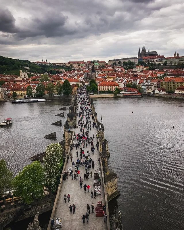Zataženo, ale st&aacute;le kr&aacute;sn&eacute;.
.
.
.
.
#prague #czech #czechrepublic #czechia #europe #outdoors #explore #trip #adventure #travel #vacation #beautiful #earth #holiday #travelstoke #charlesbridge #karluvmost