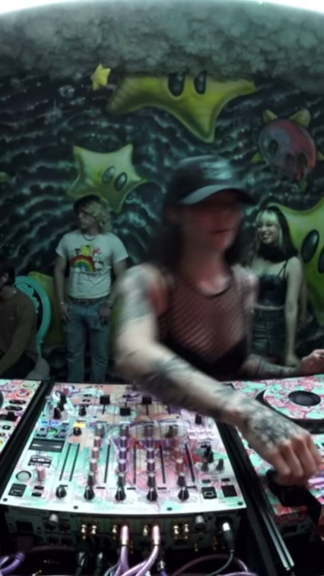 Thank you @hayleewood for playing my remix of @nostalgixmusic & @laidbackluke’s 1000BPM at @dakastle! Whole mix is up on YouTube! Remix is FREE on my @soundcloud
