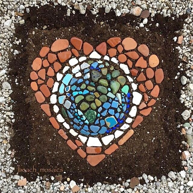 The art that Nancy @beach_mosaics  makes with her beach finds that she creates right there on the shore in Italy is breathtaking! Love all her creations and this one &ldquo;there is no planet B&rdquo; is astounding.