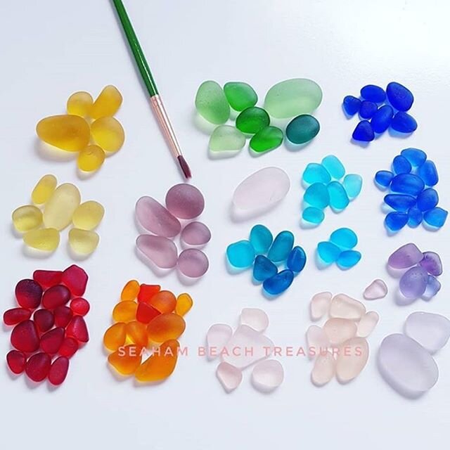 If you could paint a picture with your favorite colors of sea glass, what colors would you choose? 🌈 wouldn&rsquo;t you love to have this amazing palette to choose from? Love this photo and treasures by @seahambeachtreasures 🌈