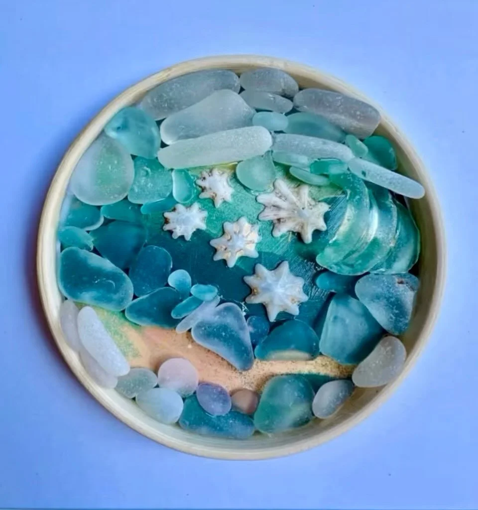 π Say hello to Heather Gray of @thesaltylark , coastal wanderer, treasure hunter, and queen of sea stone mosaics! ππ
With an eye for nature’s textures and a heart full of ocean love, Heather transforms beach-found stones into stunning mosai